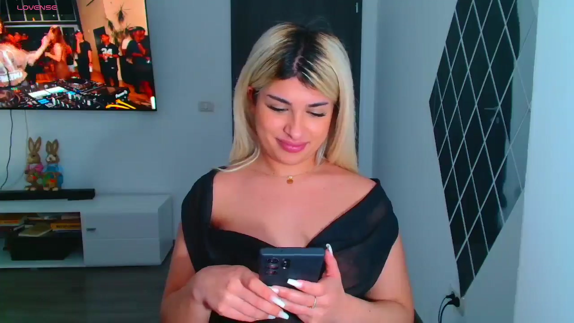 Gallery image thumbnail from Candy1's myfreecams stream on, 04/02/2025, 08:52 image 8 of 20