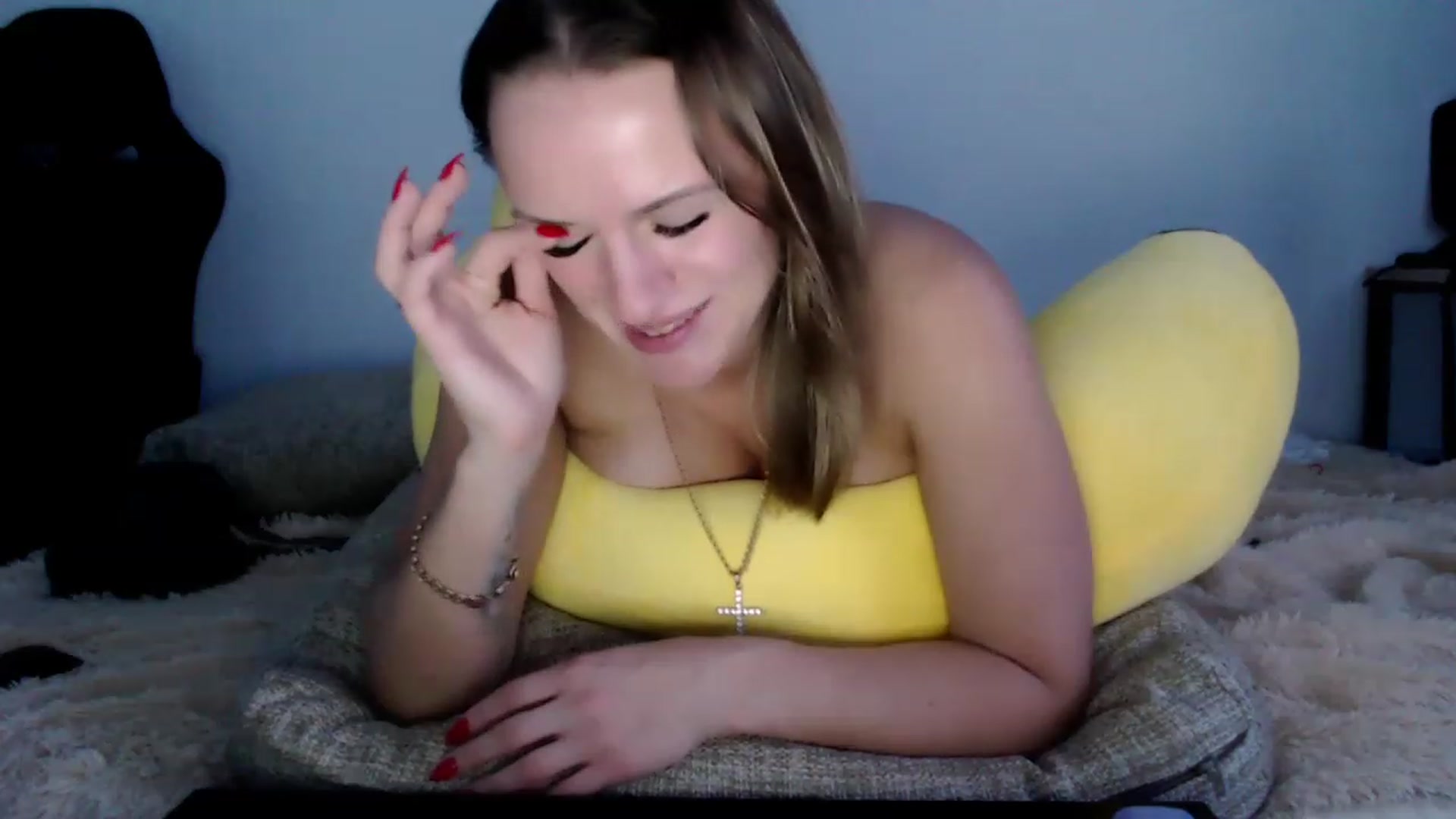 Gallery image thumbnail from CandyBunie's myfreecams stream on, 12/19/2022, 09:55 image 17 of 20