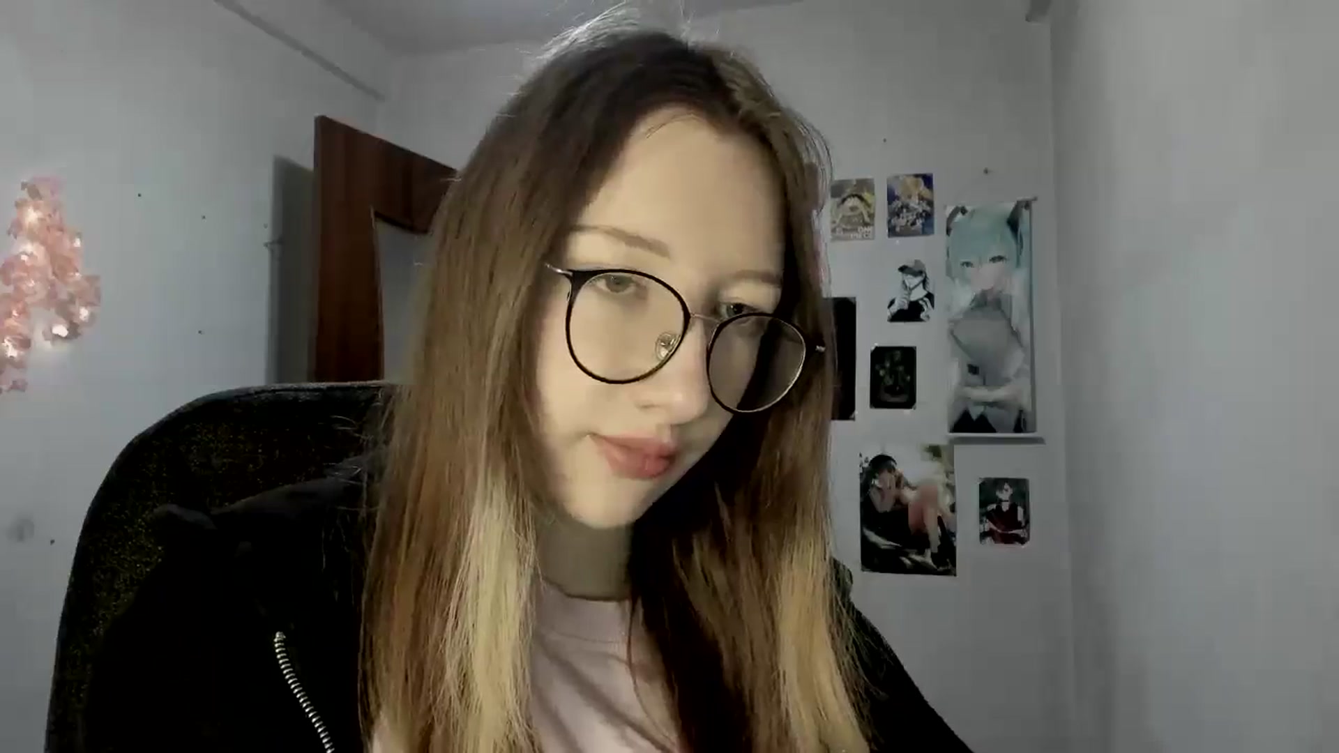 Gallery image thumbnail from CandyyCrushh's myfreecams stream on, 05/19/2025, 17:19 image 15 of 20