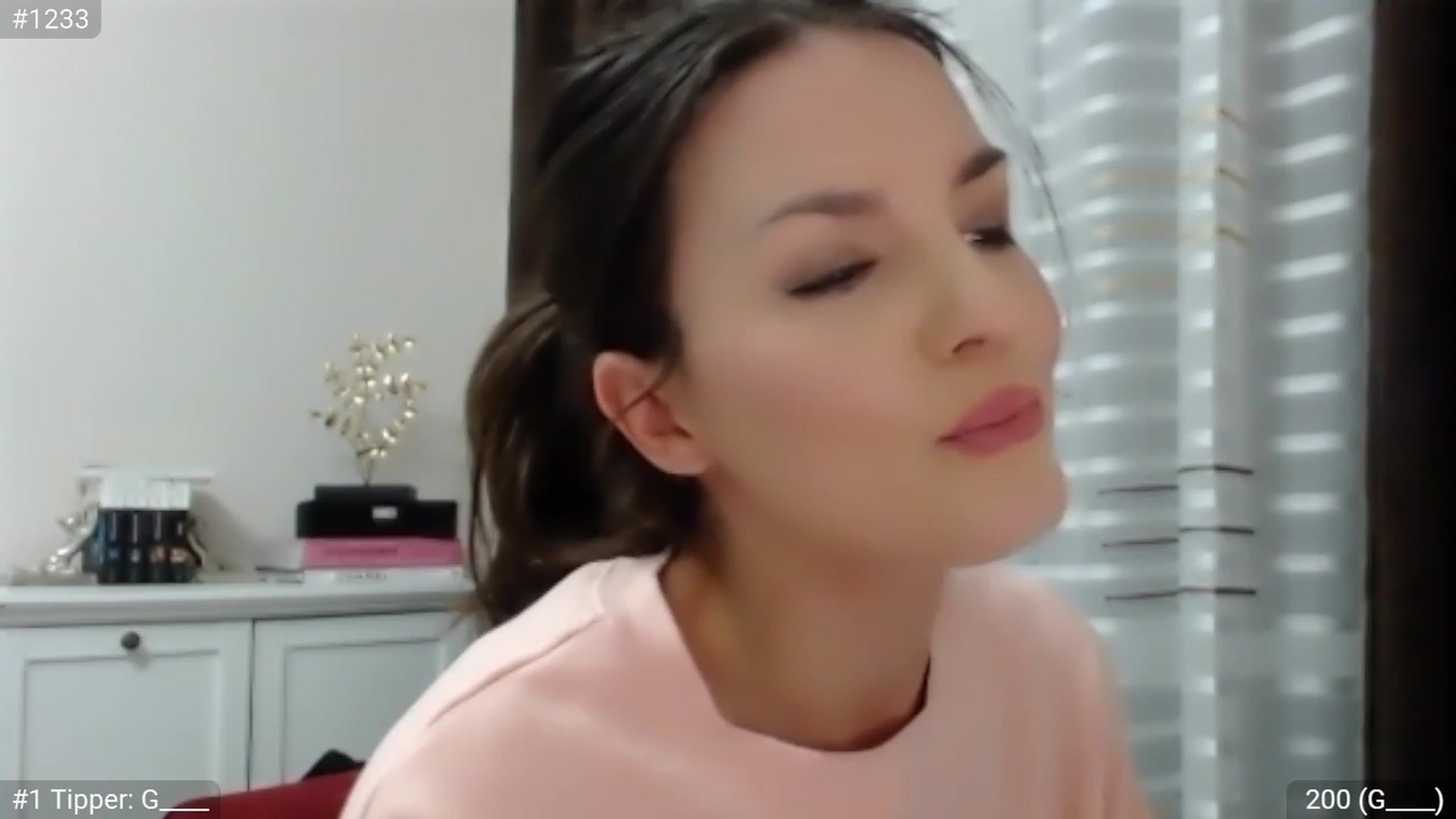 Gallery image thumbnail from CaramelFudge's myfreecams stream on, 03/26/2023, 19:19 image 19 of 20