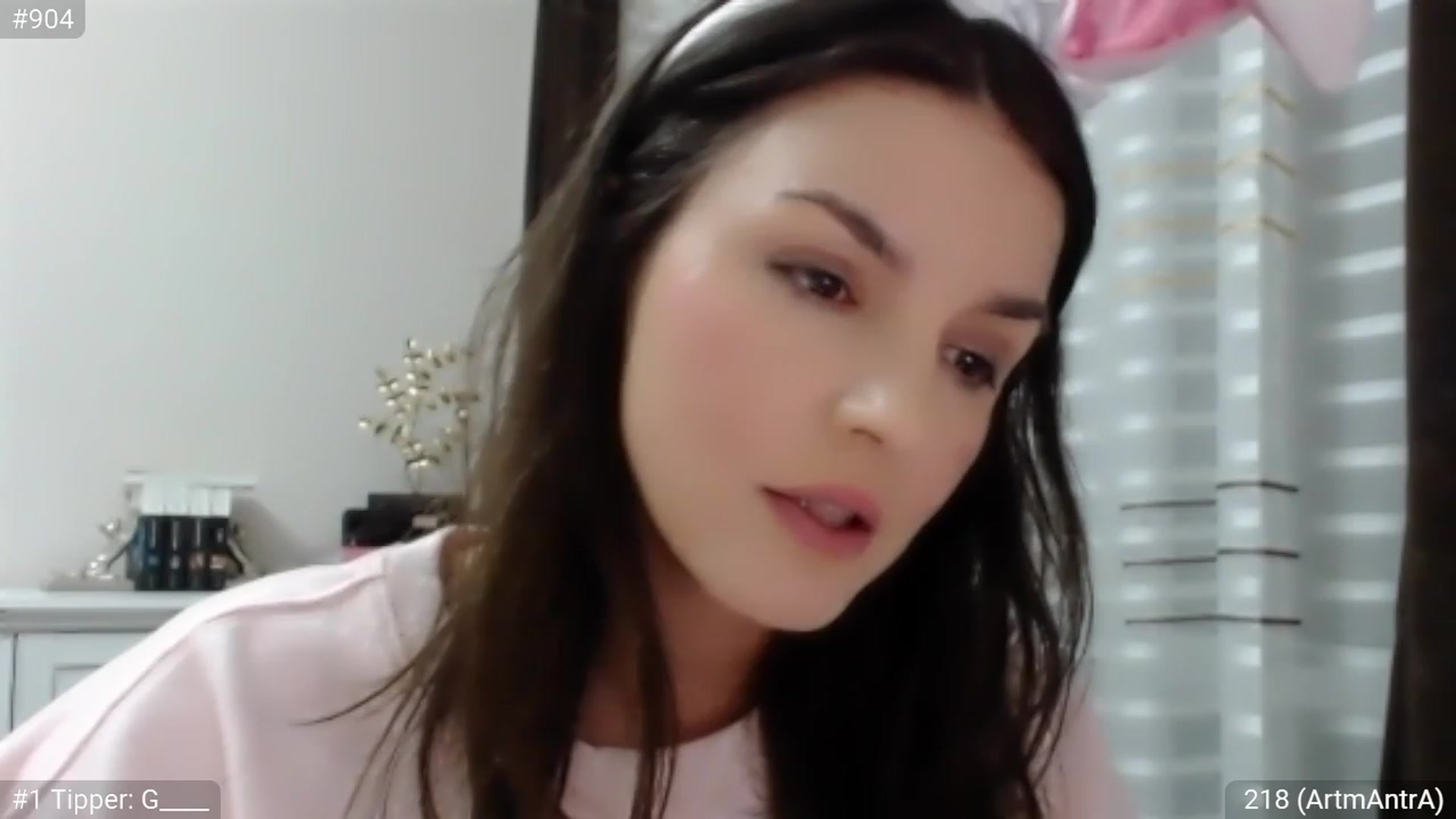 Gallery image thumbnail from CaramelFudge's myfreecams stream on, 04/08/2023, 21:07 image 5 of 20