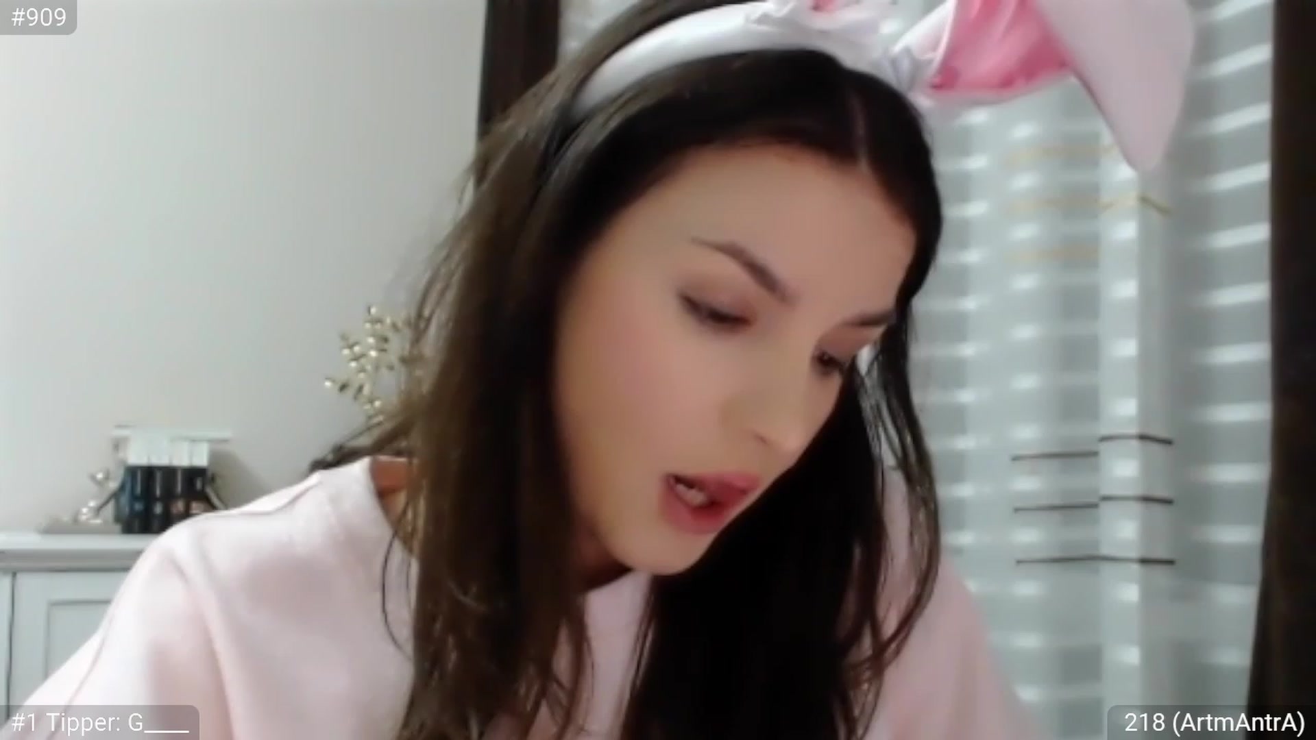 Gallery image thumbnail from CaramelFudge's myfreecams stream on, 04/08/2023, 21:07 image 12 of 20