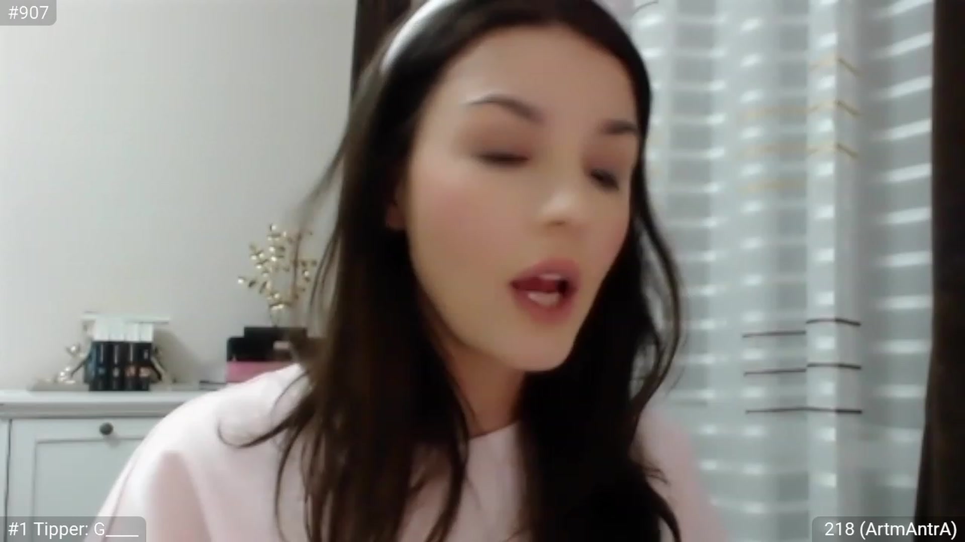 Gallery image thumbnail from CaramelFudge's myfreecams stream on, 04/08/2023, 21:07 image 7 of 20