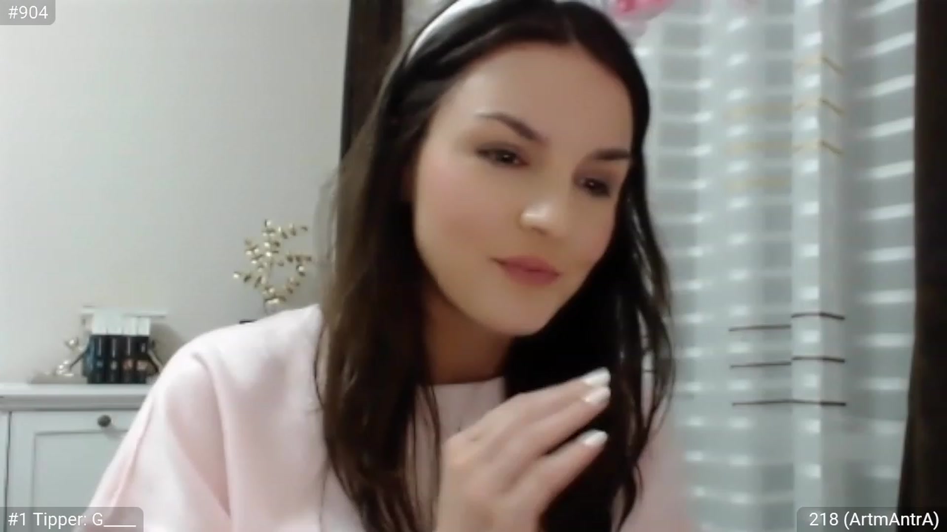 Gallery image thumbnail from CaramelFudge's myfreecams stream on, 04/08/2023, 21:07 image 4 of 20