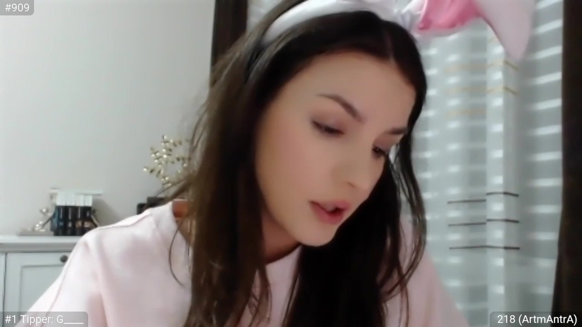 Gallery image thumbnail from CaramelFudge's myfreecams stream on, 04/08/2023, 21:07 image 13 of 20