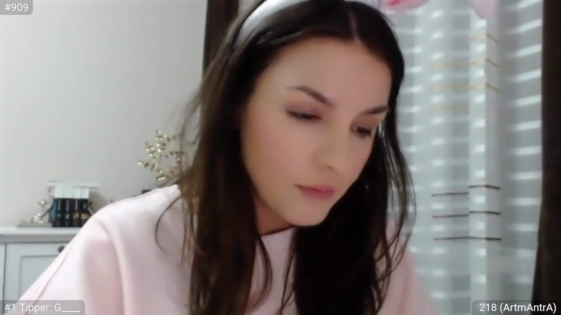 Gallery image thumbnail from CaramelFudge's myfreecams stream on, 04/08/2023, 21:07 image 11 of 20