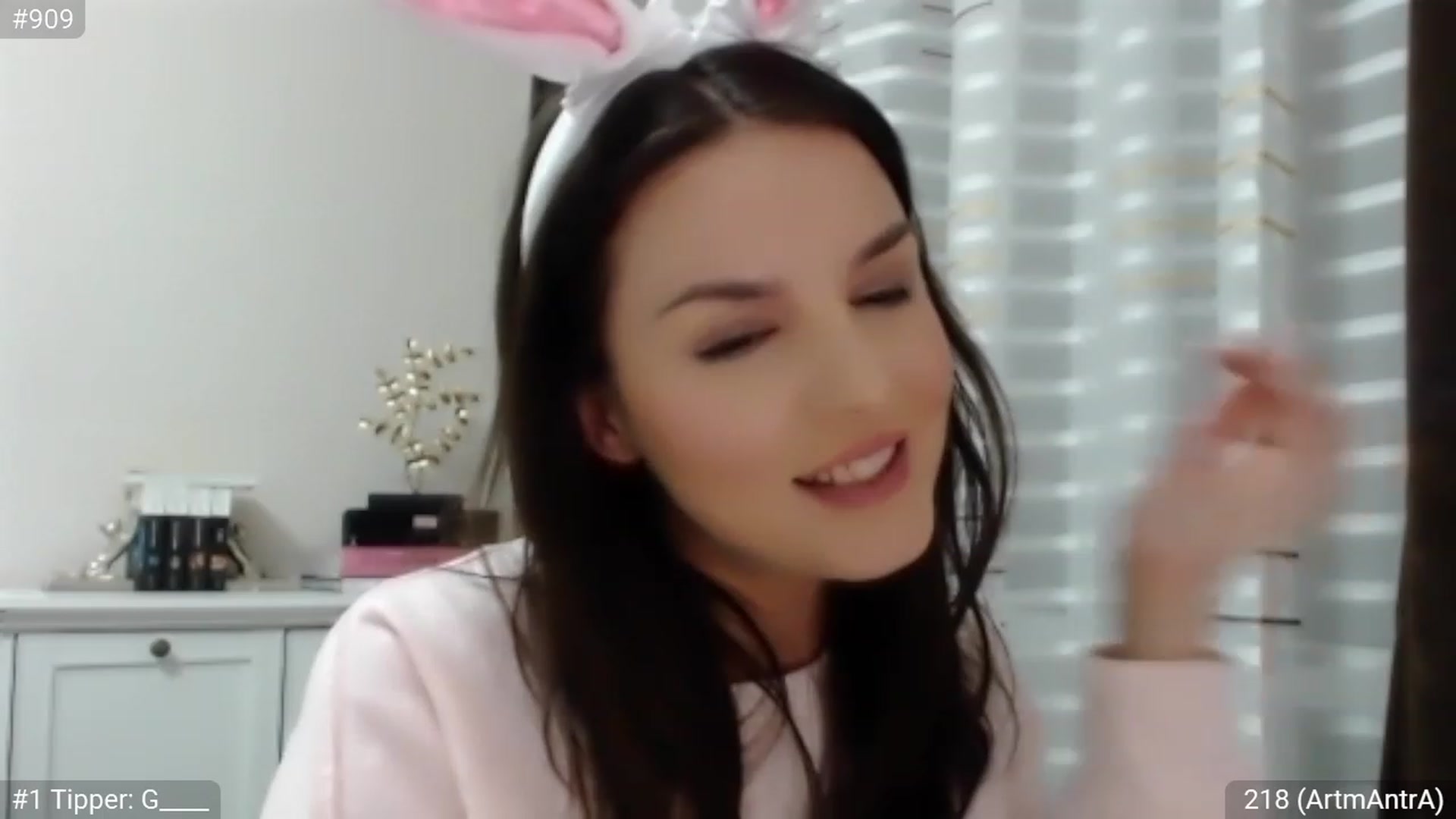 Gallery image thumbnail from CaramelFudge's myfreecams stream on, 04/08/2023, 21:07 image 9 of 20