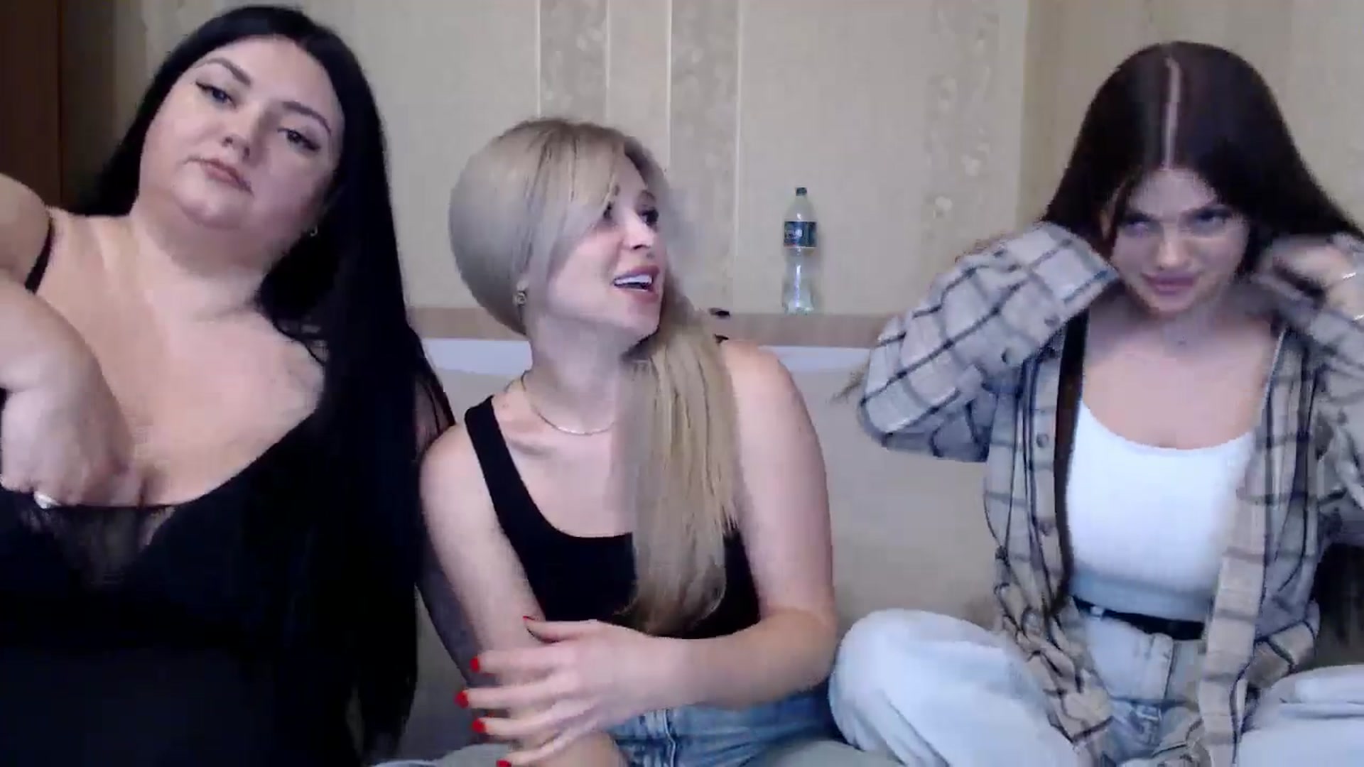 Gallery image thumbnail from Caramelkaa's myfreecams stream on, 05/16/2024, 15:40 image 11 of 20