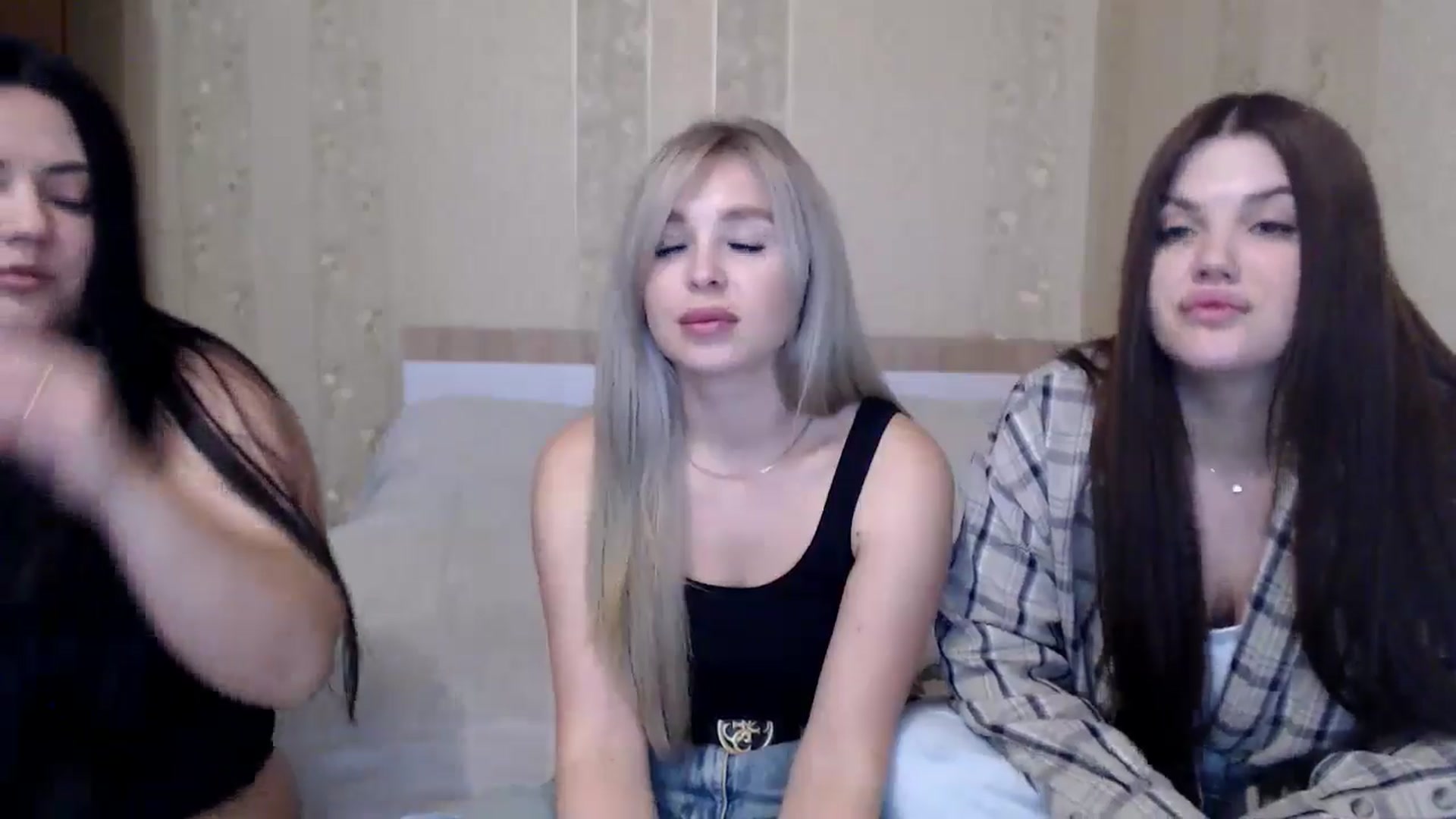 Gallery image thumbnail from Caramelkaa's myfreecams stream on, 05/16/2024, 15:40 image 15 of 20