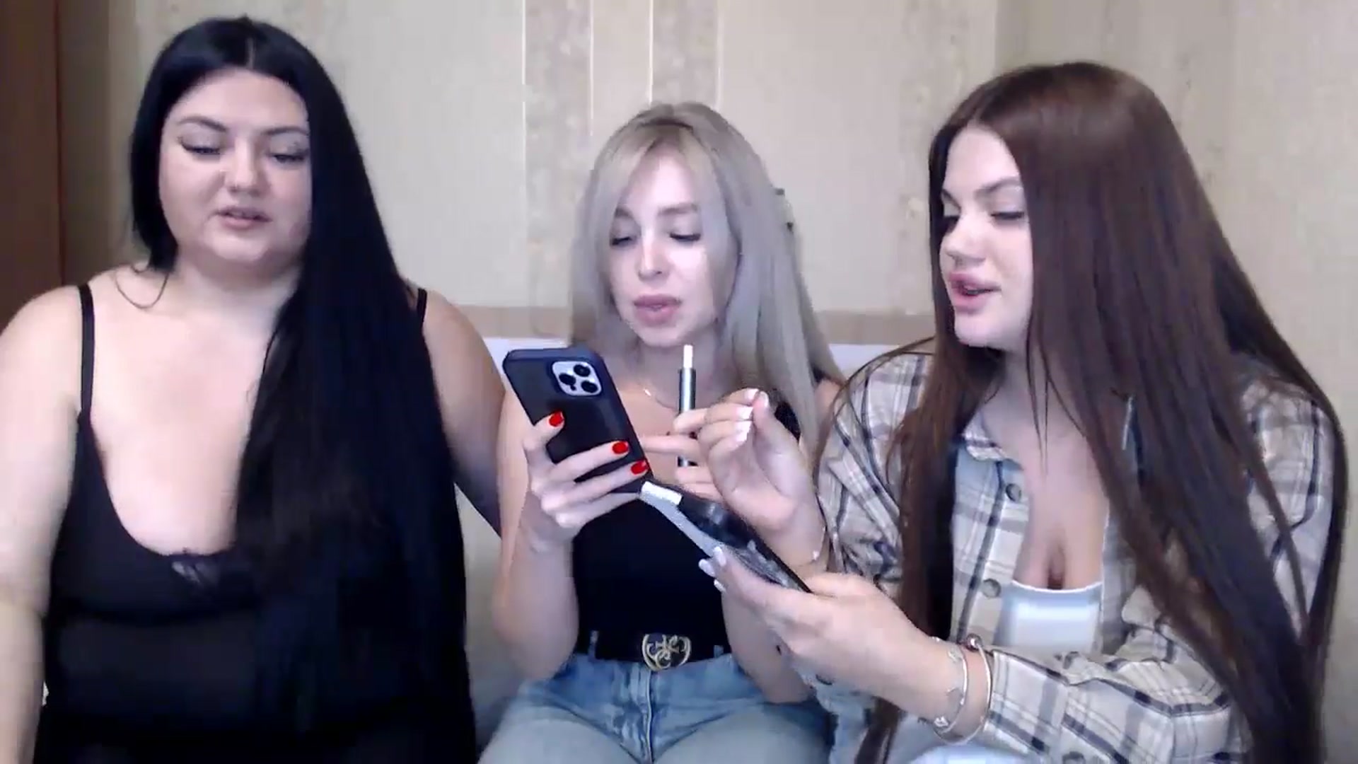 Gallery image thumbnail from Caramelkaa's myfreecams stream on, 05/16/2024, 15:40 image 3 of 20