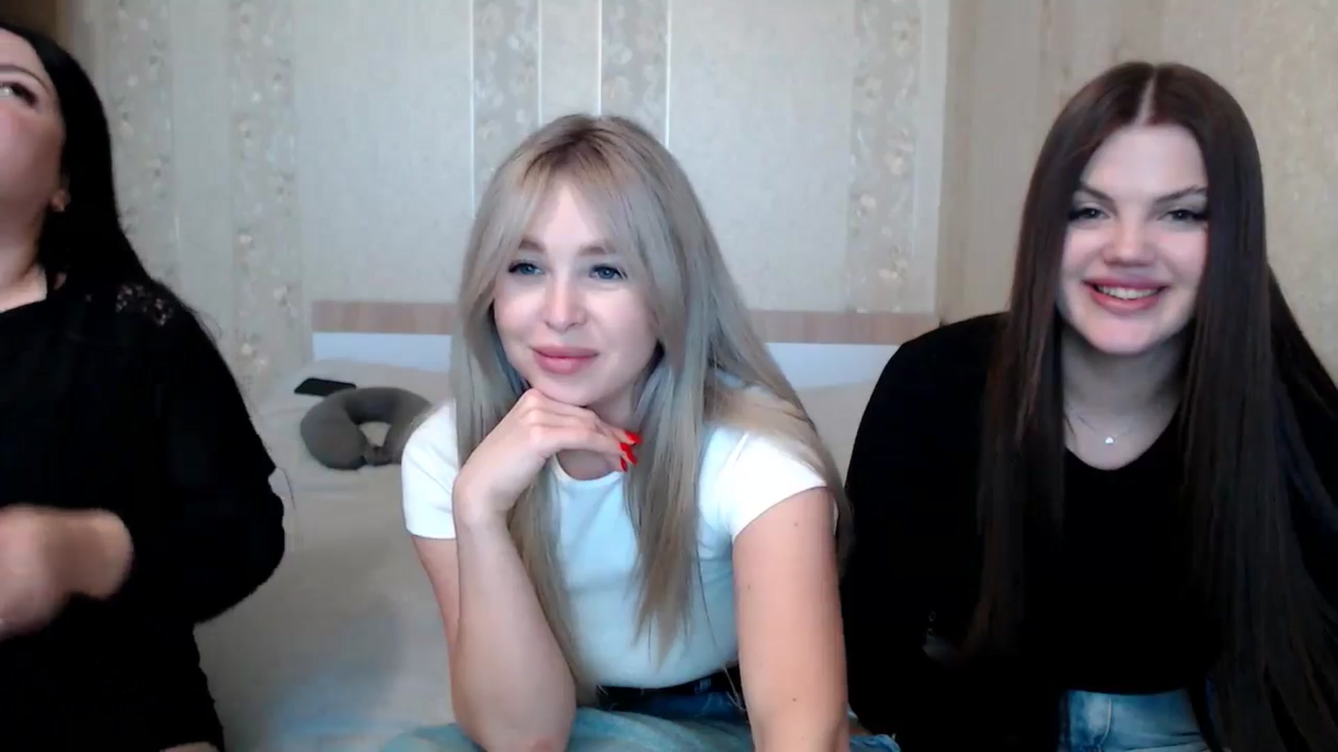 Gallery image thumbnail from Caramelkaa's myfreecams stream on, 05/17/2024, 13:19 image 3 of 20