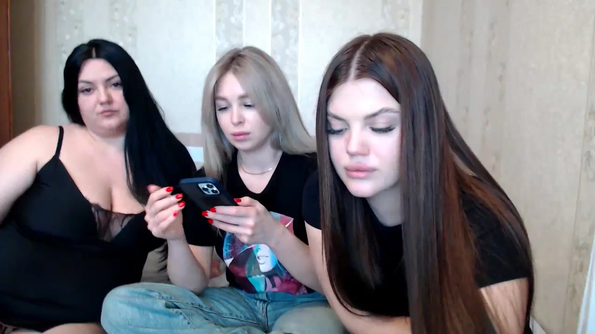 Gallery image thumbnail from Caramelkaa's myfreecams stream on, 05/18/2024, 10:16 image 17 of 20