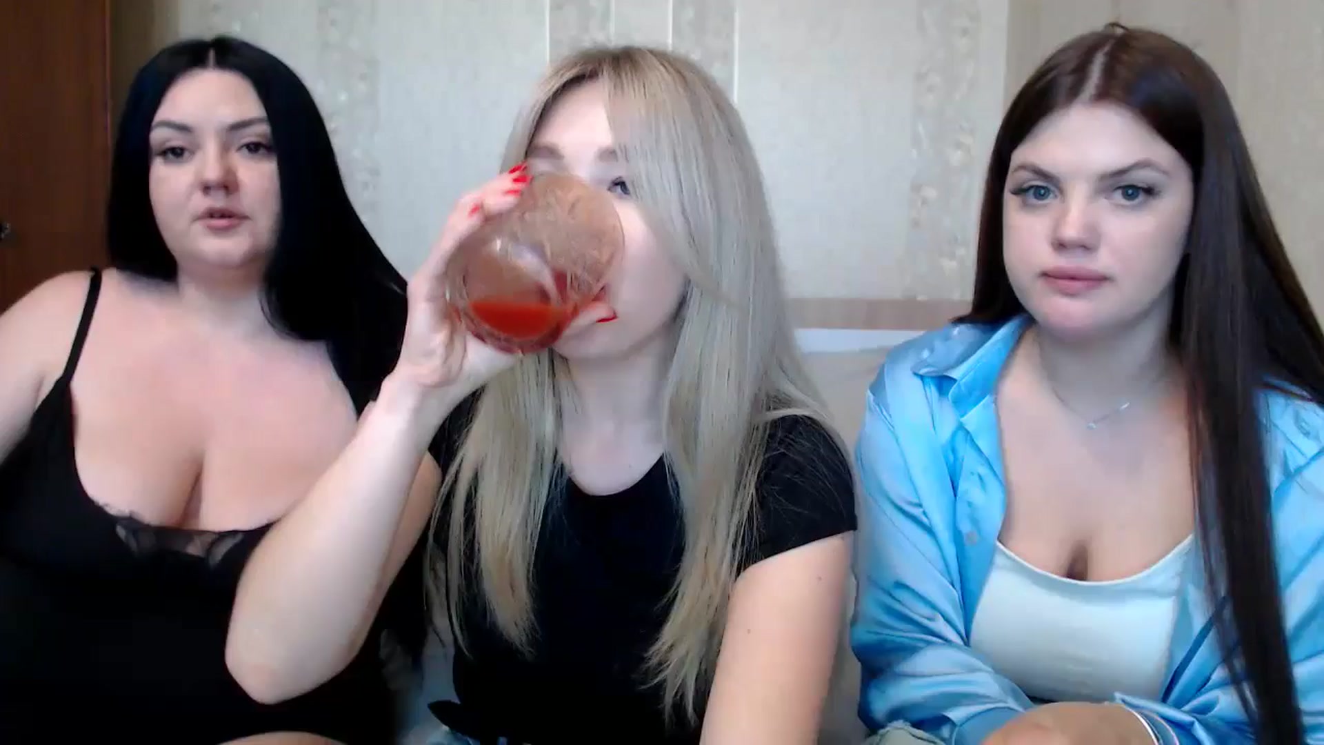 Gallery image thumbnail from Caramelkaa's myfreecams stream on, 05/19/2024, 12:03 image 1 of 20