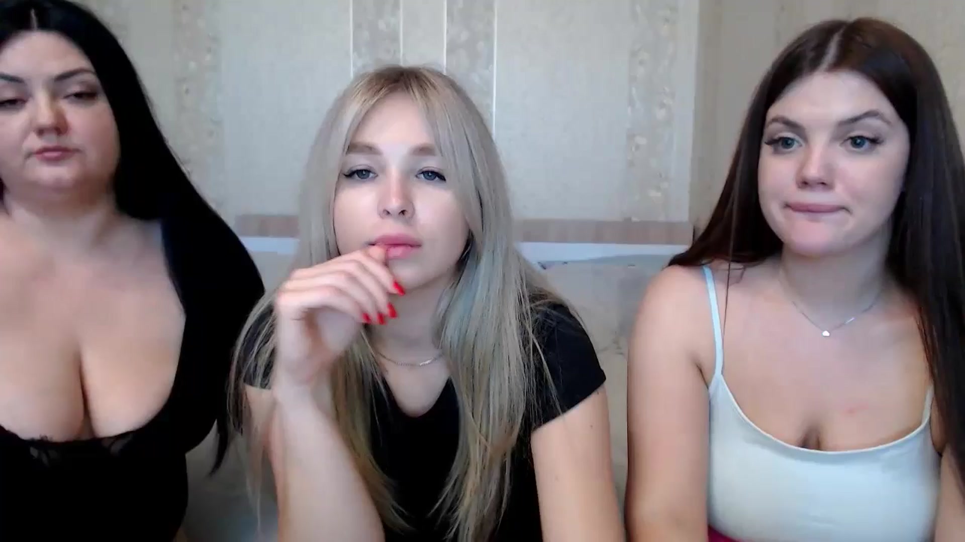 Gallery image thumbnail from Caramelkaa's myfreecams stream on, 05/19/2024, 13:28 image 1 of 20