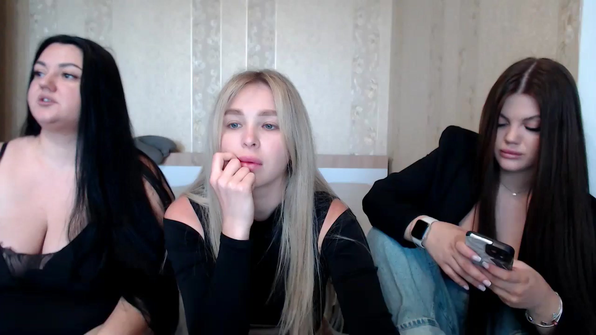 Gallery image thumbnail from Caramelkaa's myfreecams stream on, 05/27/2024, 08:25 image 8 of 20