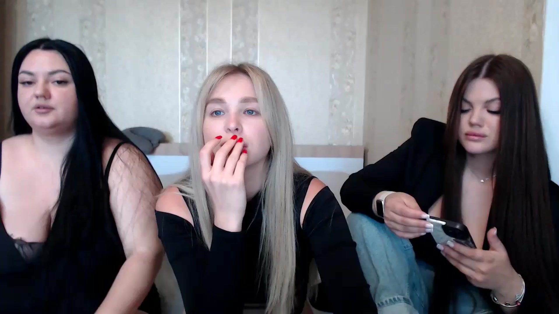 Gallery image thumbnail from Caramelkaa's myfreecams stream on, 05/27/2024, 08:25 image 10 of 20