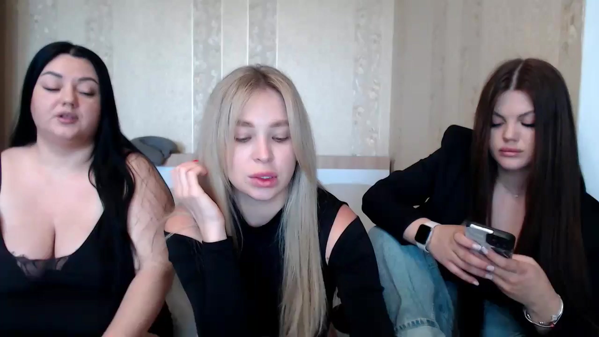 Gallery image thumbnail from Caramelkaa's myfreecams stream on, 05/27/2024, 08:25 image 11 of 20