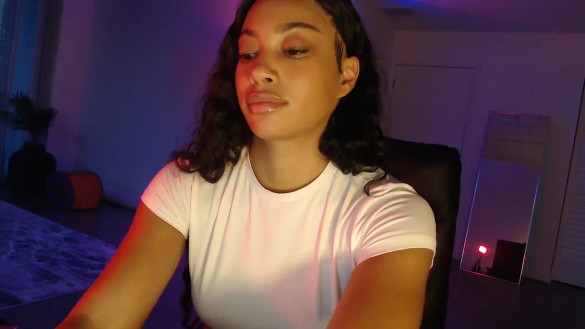 Gallery image thumbnail from Caramelldoll1's myfreecams stream on, 08/16/2024, 24:15 image 17 of 20