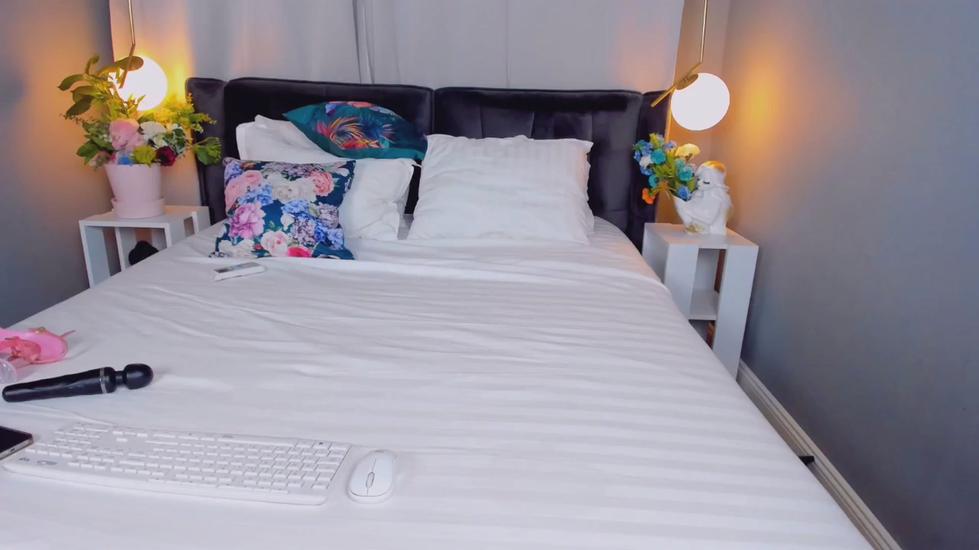 Gallery image thumbnail from CarlaWhiteX's myfreecams stream on, 06/20/2025, 10:55 image 9 of 20