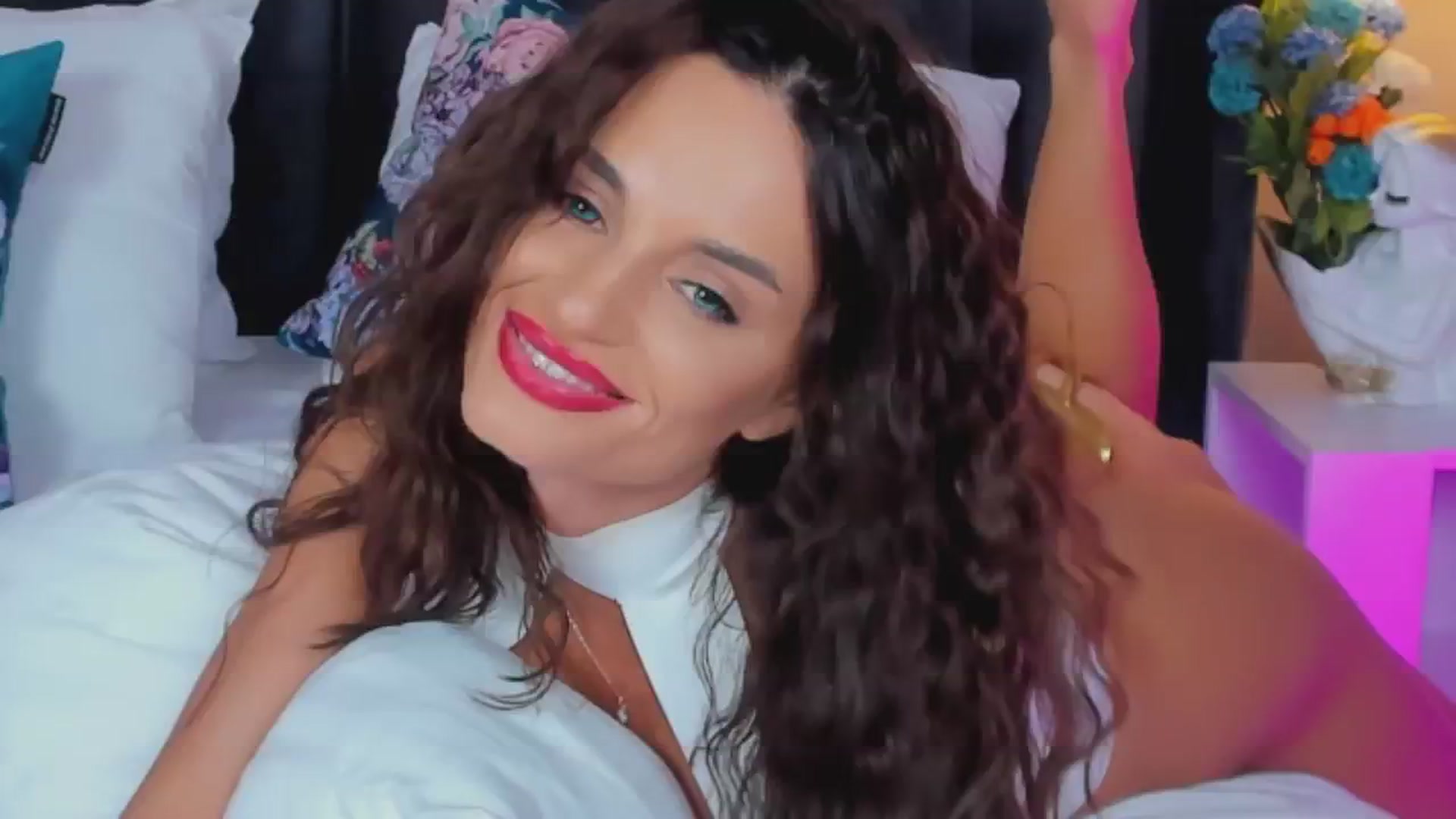 Gallery image thumbnail from CarlaWhiteX's myfreecams stream on, 06/28/2025, 11:15 image 3 of 20