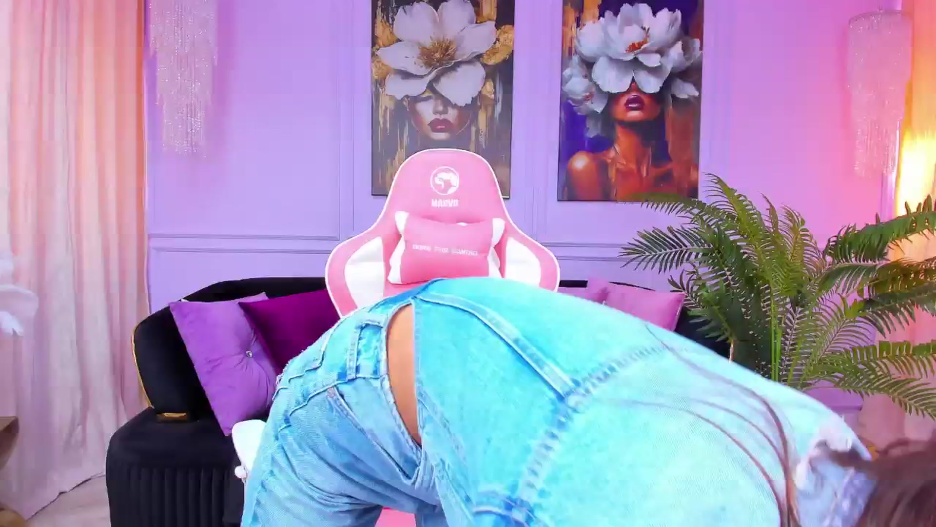 Gallery image thumbnail from CarlaWhiteX's myfreecams stream on, 09/11/2025, 10:46 image 17 of 20