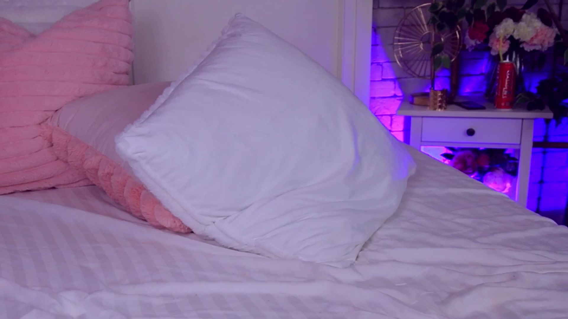 Gallery image thumbnail from CarlaWhiteX's myfreecams stream on, 12/05/2025, 11:54 image 19 of 20