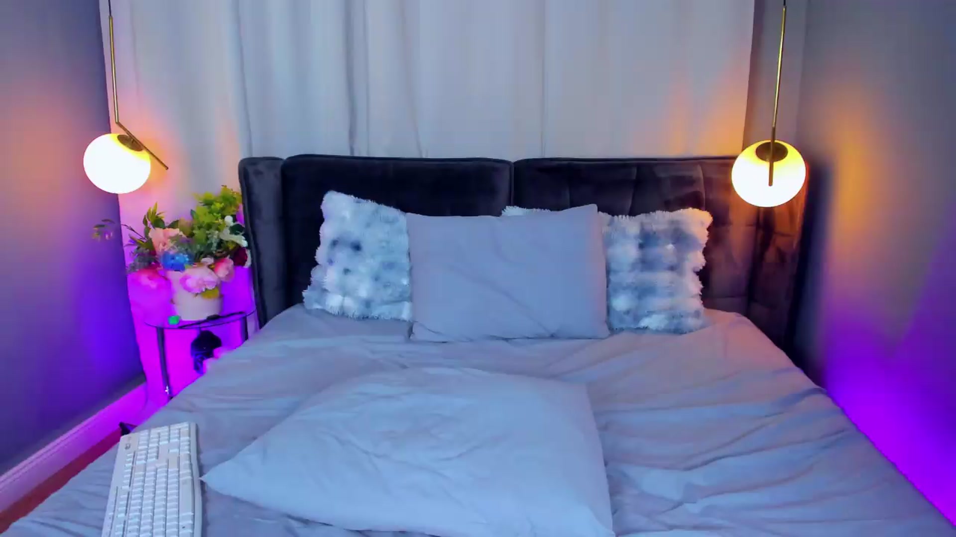Gallery image thumbnail from CarlaWhiteX's myfreecams stream on, 08/10/2026, 10:47 image 5 of 20