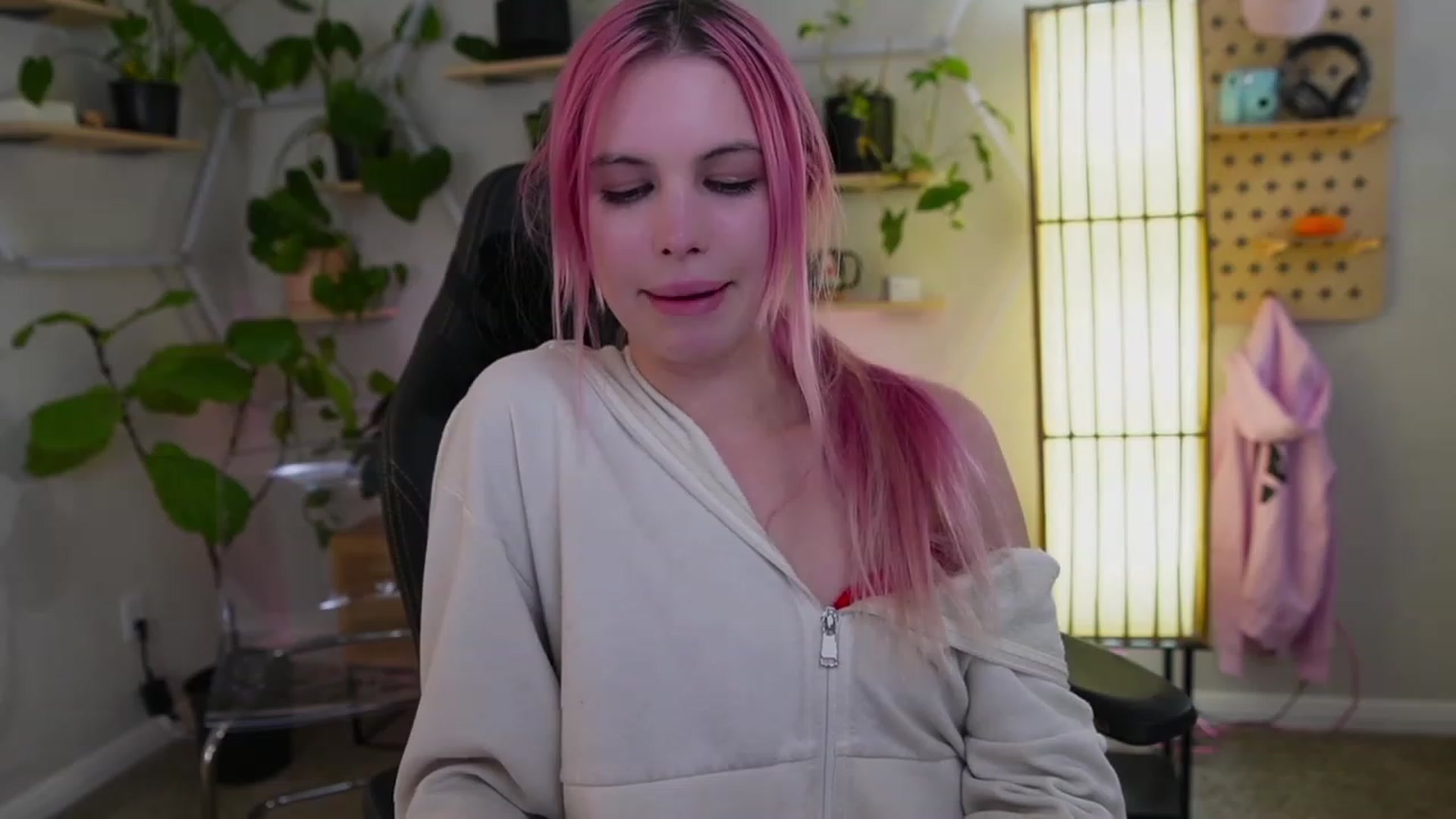 Gallery image thumbnail from Carmen's myfreecams stream on, 02/14/2023, 06:58 image 5 of 20