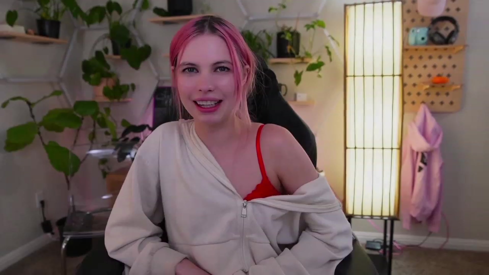 Gallery image thumbnail from Carmen's myfreecams stream on, 02/14/2023, 06:58 image 3 of 20