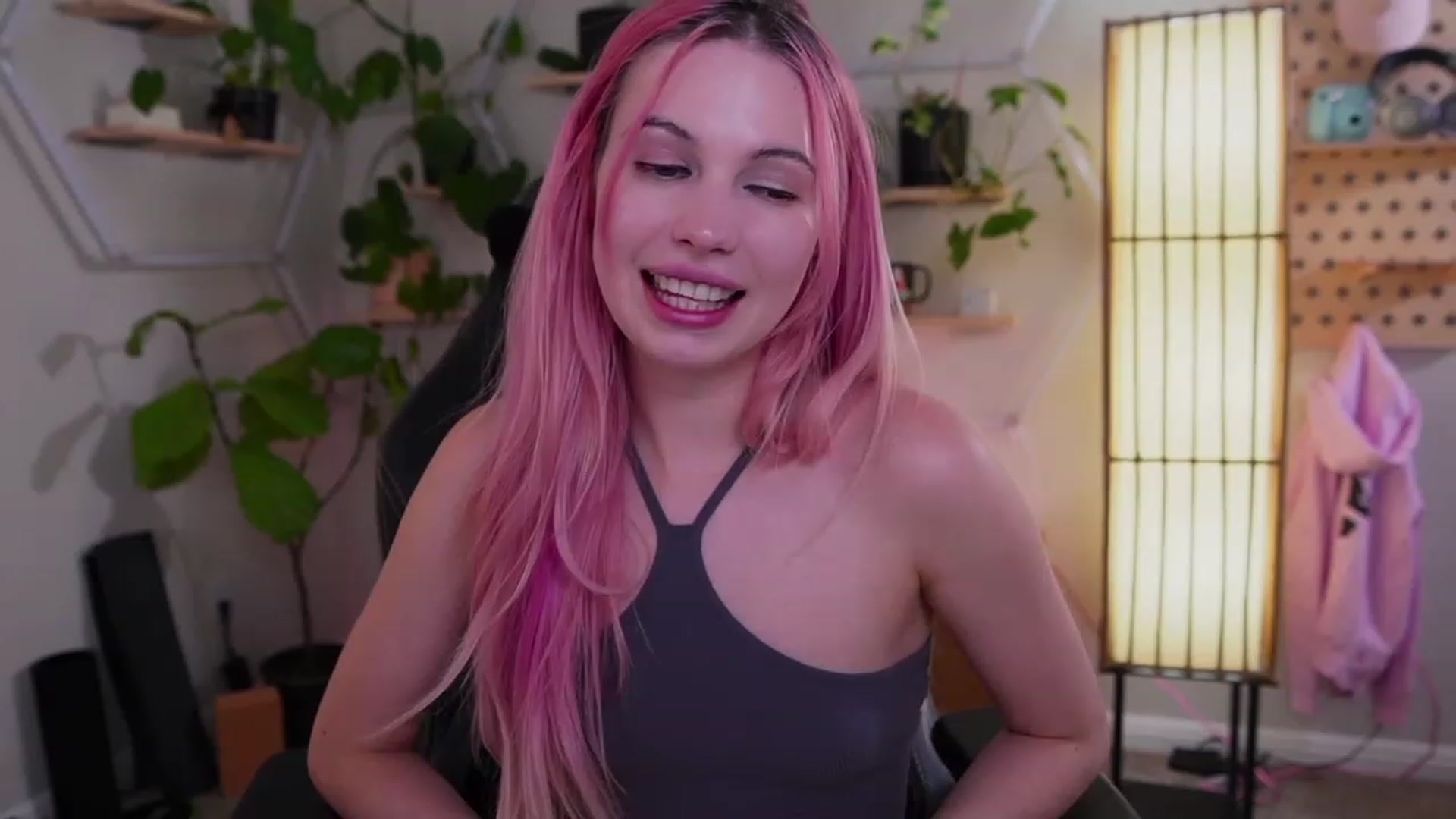 Gallery image thumbnail from Carmen's myfreecams stream on, 02/17/2023, 03:28 image 3 of 20