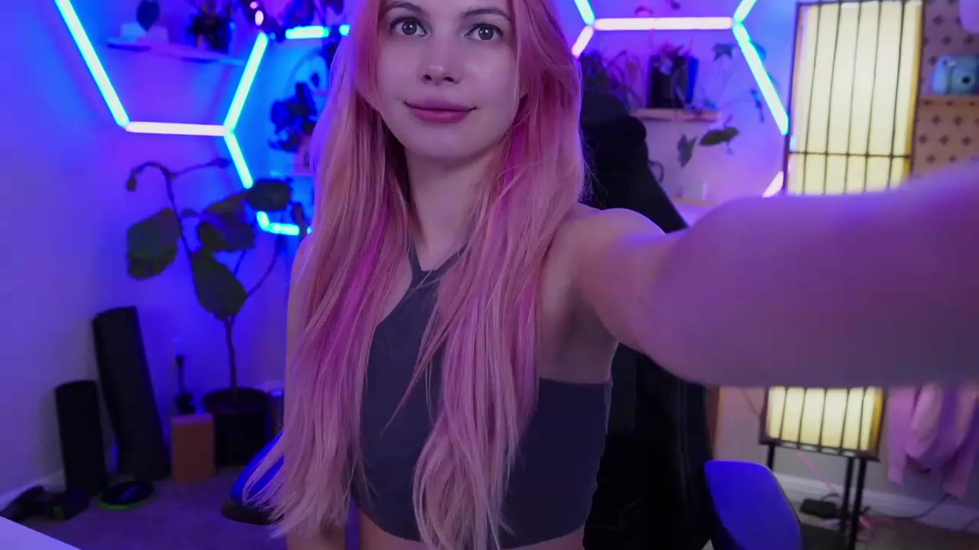 Gallery image thumbnail from Carmen's myfreecams stream on, 02/17/2023, 03:28 image 1 of 20