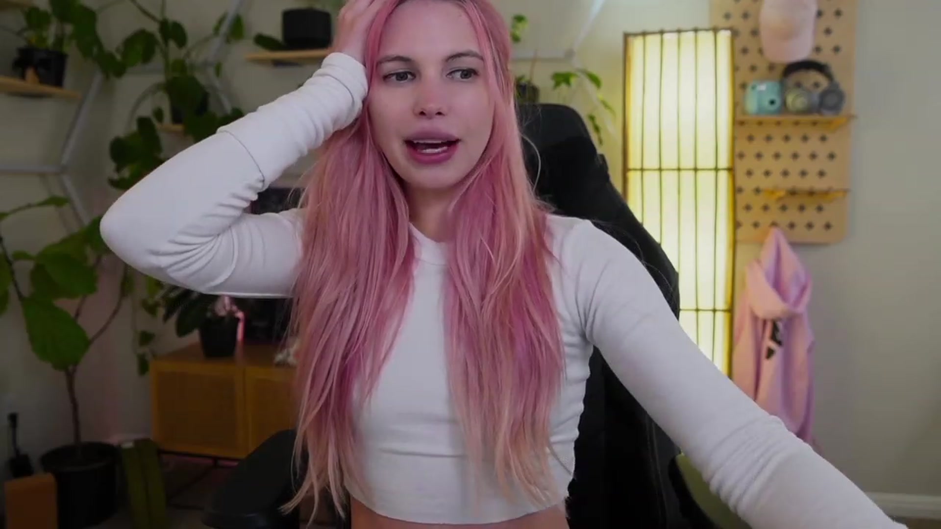 Gallery image thumbnail from Carmen's myfreecams stream on, 02/17/2023, 06:11 image 16 of 20