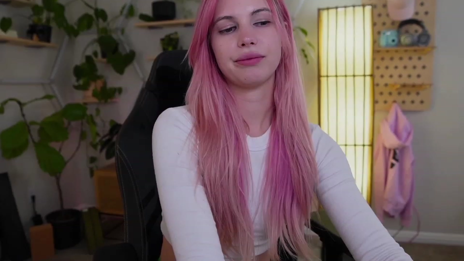 Gallery image thumbnail from Carmen's myfreecams stream on, 02/17/2023, 06:11 image 10 of 20