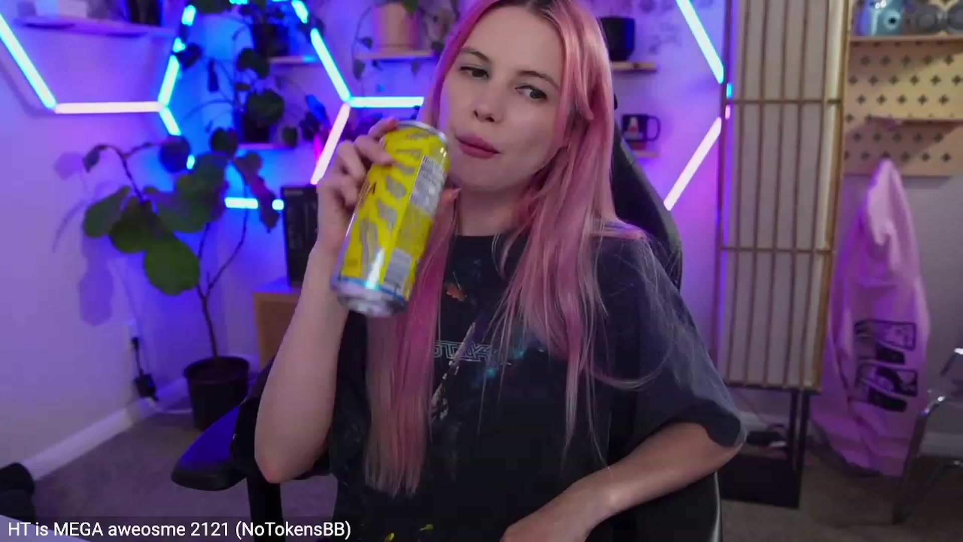 Gallery image thumbnail from Carmen's myfreecams stream on, 02/19/2023, 07:34 image 4 of 20