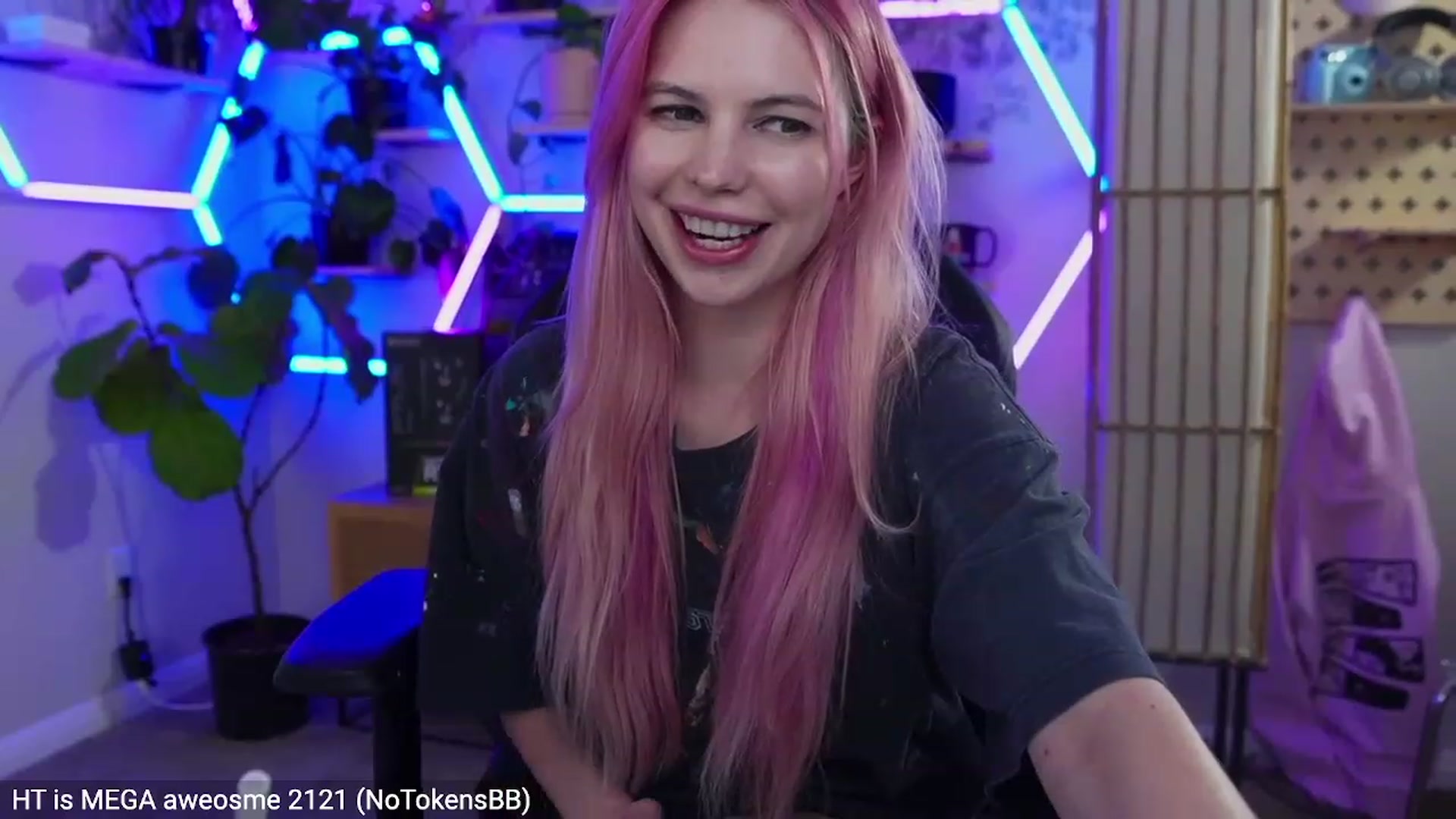 Gallery image thumbnail from Carmen's myfreecams stream on, 02/19/2023, 07:34 image 17 of 20