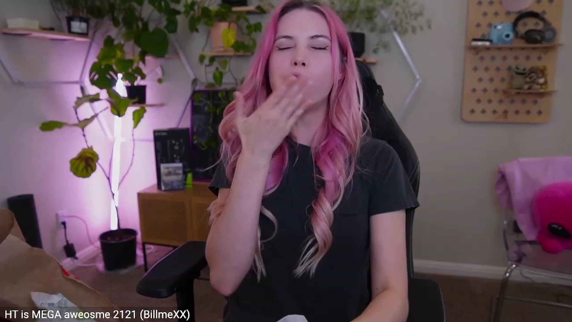 Gallery image thumbnail from Carmen's myfreecams stream on, 03/08/2023, 04:06 image 5 of 20