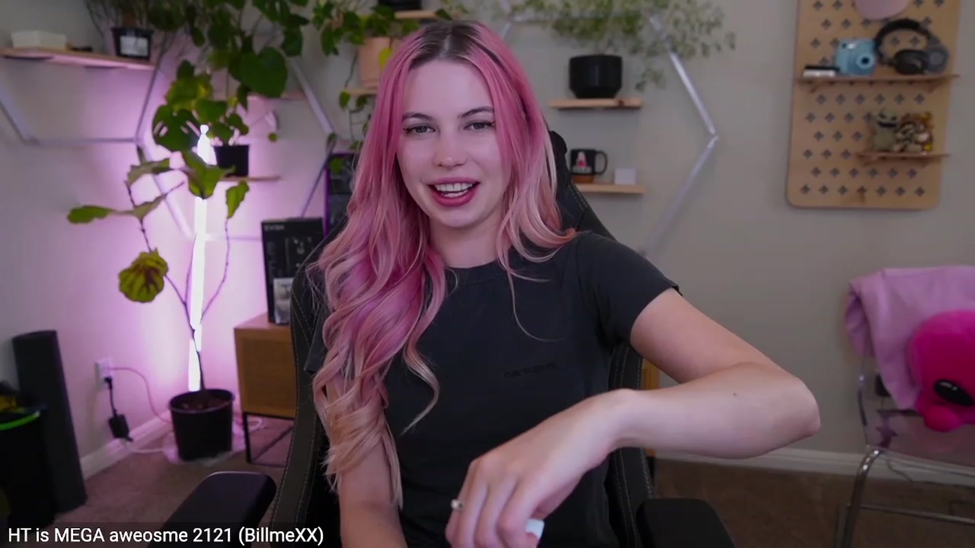 Gallery image thumbnail from Carmen's myfreecams stream on, 03/08/2023, 04:06 image 15 of 20