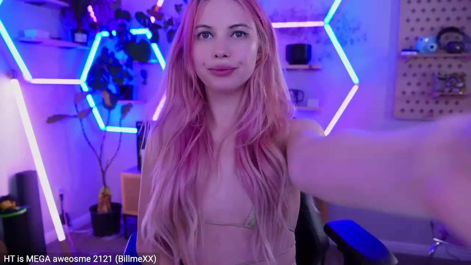 Gallery image thumbnail from Carmen's myfreecams stream on, 03/10/2023, 06:11 image 16 of 20