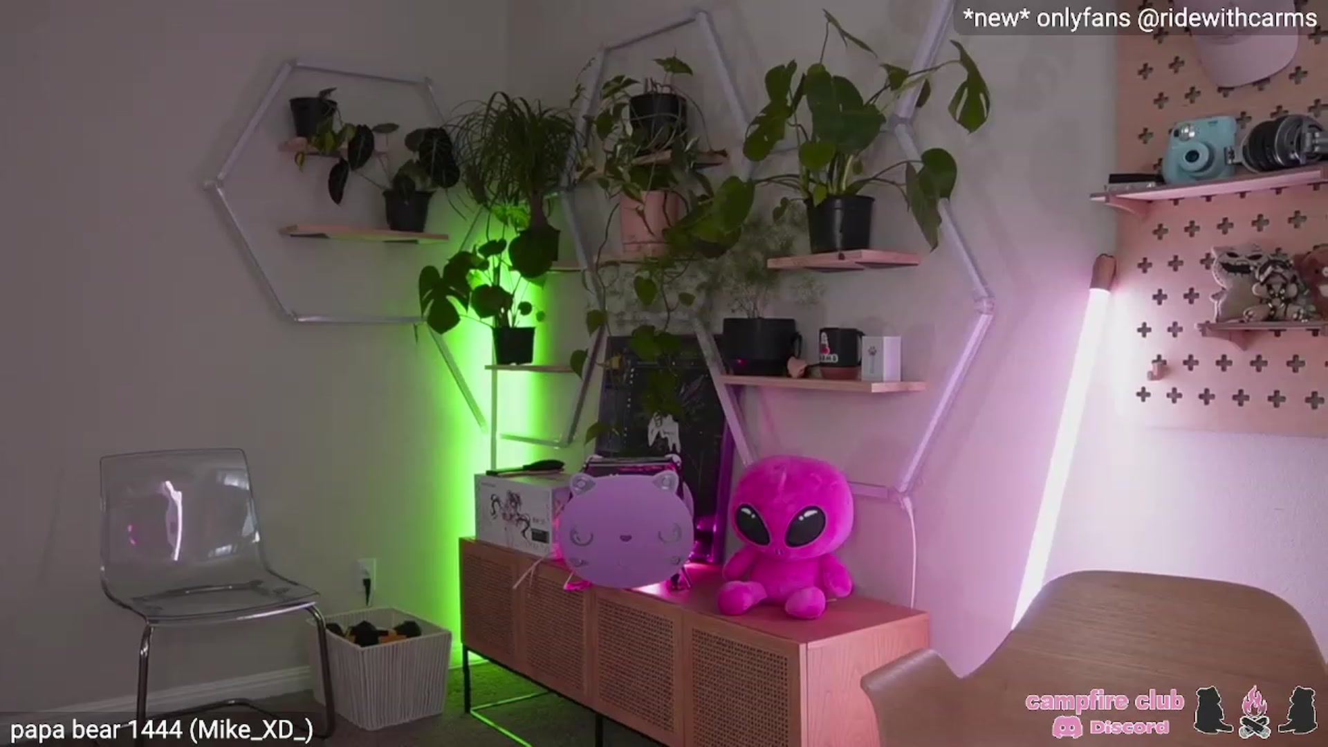 Gallery image thumbnail from Carmen's myfreecams stream on, 04/26/2023, 04:54 image 4 of 20