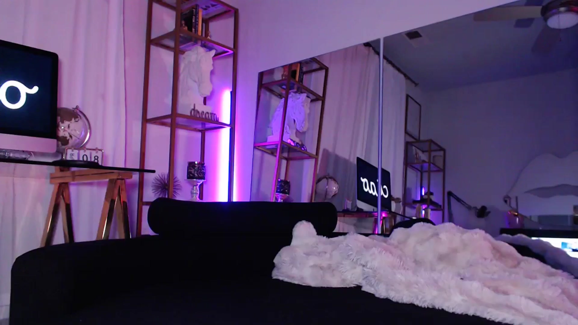 Gallery image thumbnail from Carmen_Bella's myfreecams stream on, 04/08/2025, 02:33 image 17 of 20