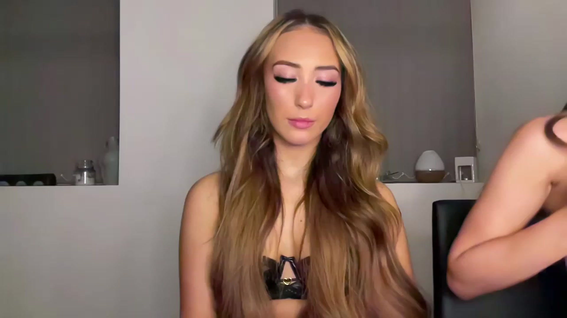 Gallery image thumbnail from Carmenxlouise's myfreecams stream on, 02/16/2023, 24:23 image 18 of 20