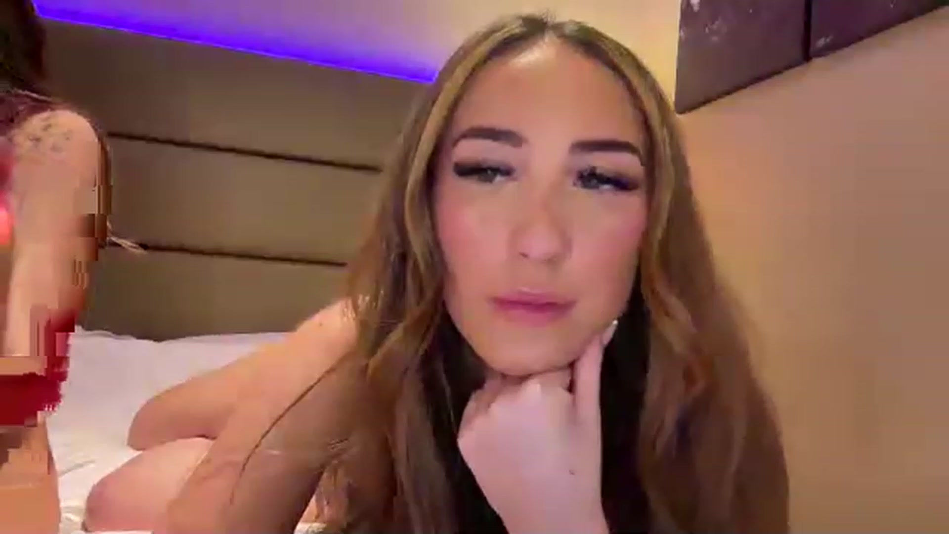 Gallery image thumbnail from Carmenxlouise's myfreecams stream on, 02/23/2023, 23:13 image 17 of 20