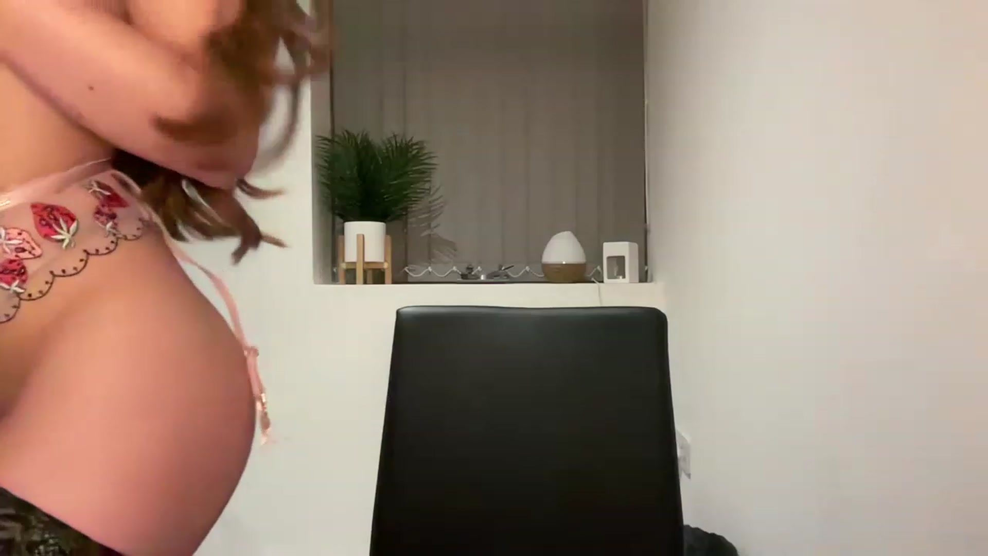Gallery image thumbnail from Carmenxlouise's myfreecams stream on, 03/11/2023, 22:20 image 14 of 20