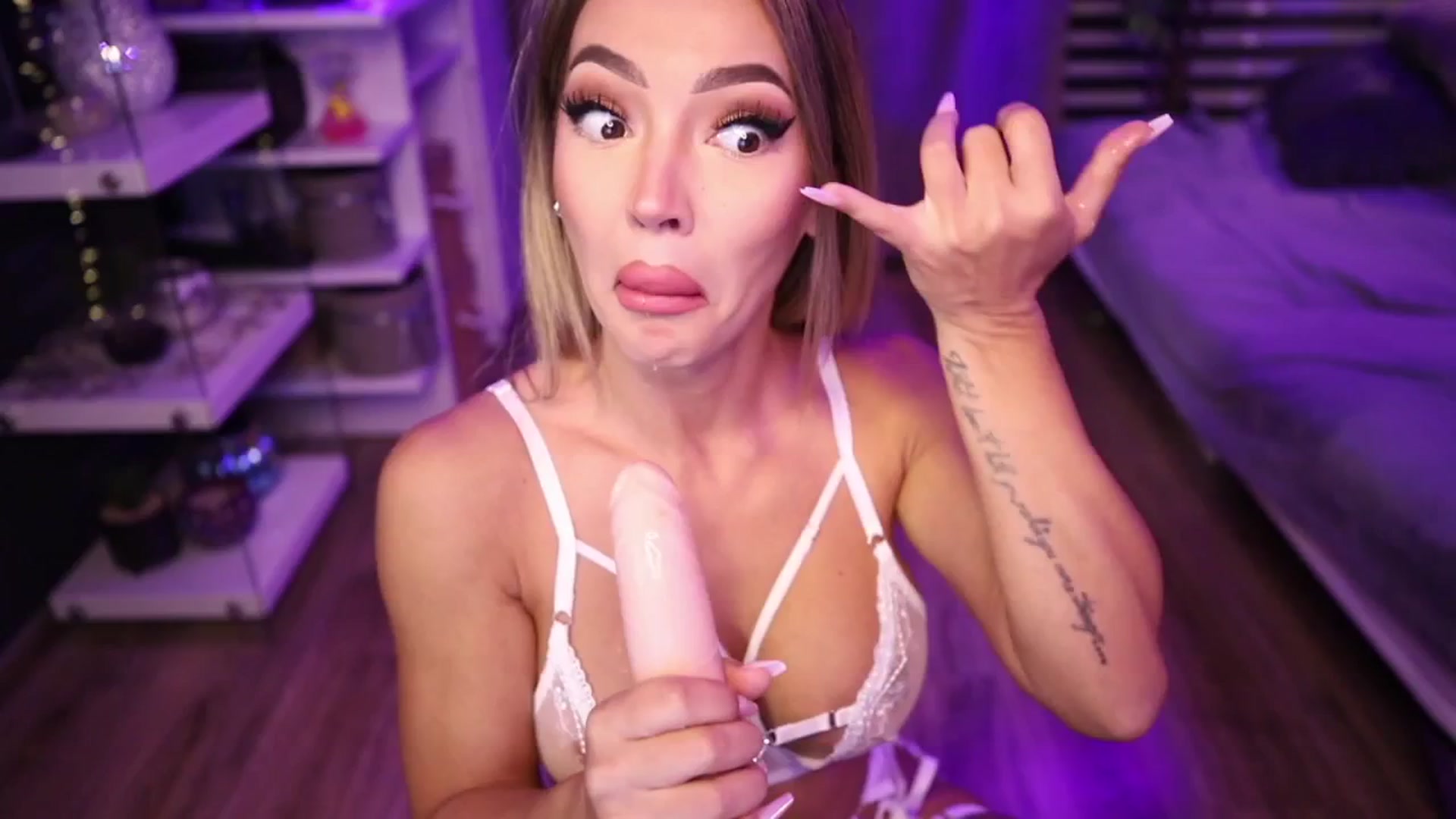 Gallery image thumbnail from Carminahot's myfreecams stream on, 08/10/2025, 24:02 image 13 of 20