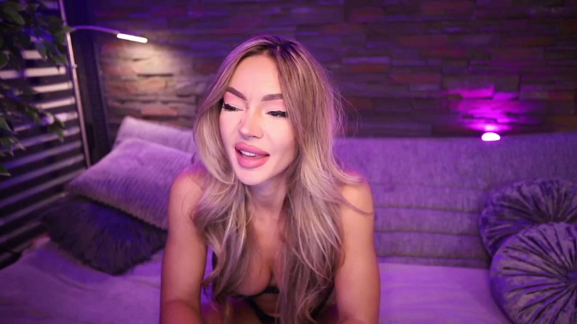 Gallery image thumbnail from Carminahot's myfreecams stream on, 08/17/2025, 22:59 image 14 of 20