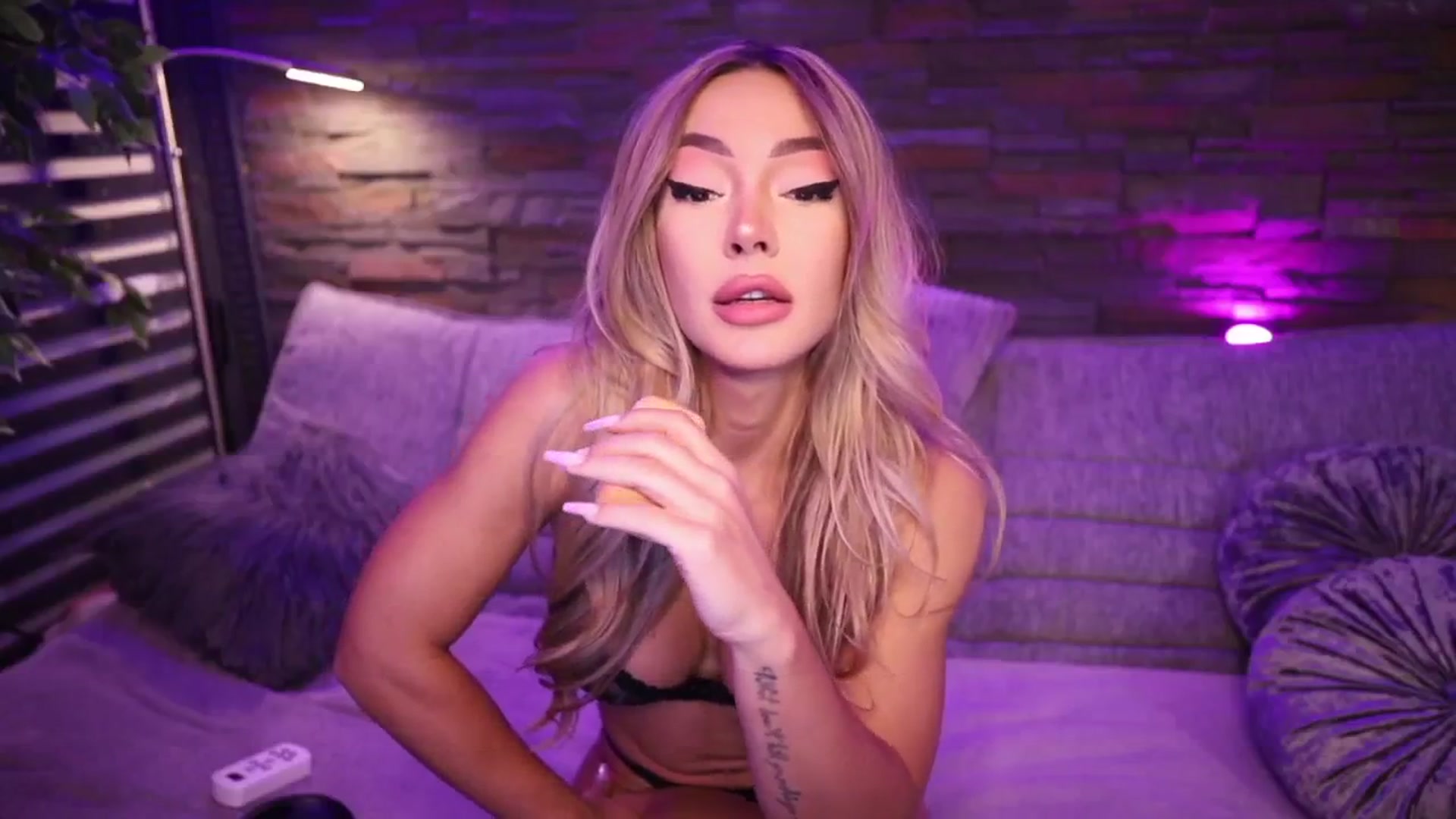 Gallery image thumbnail from Carminahot's myfreecams stream on, 08/18/2025, 01:38 image 6 of 20