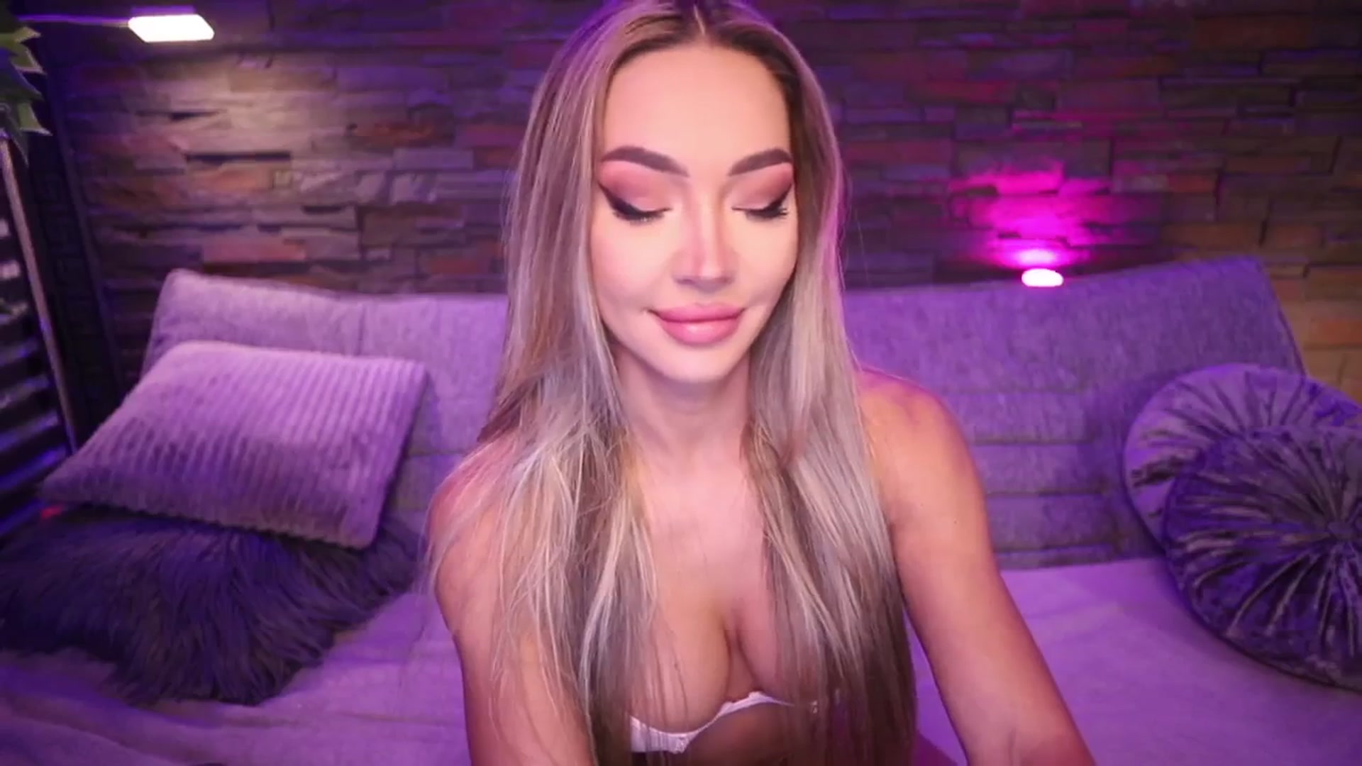 Gallery image thumbnail from Carminahot's myfreecams stream on, 08/21/2025, 23:33 image 18 of 20