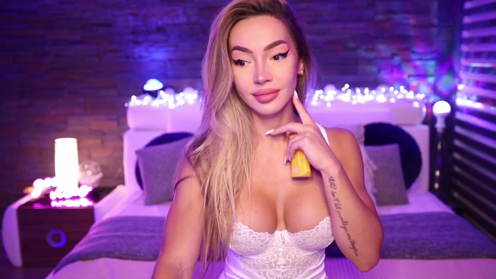 Gallery image thumbnail from Carminahot's myfreecams stream on, 09/01/2025, 04:27 image 6 of 20