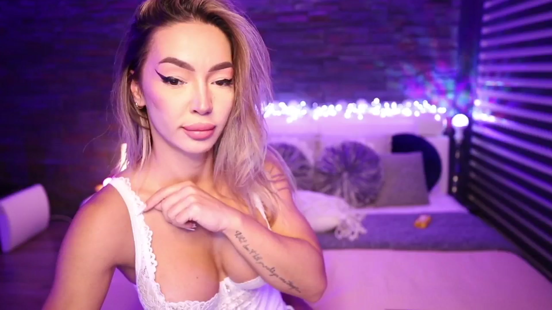 Gallery image thumbnail from Carminahot's myfreecams stream on, 09/01/2025, 04:27 image 8 of 20