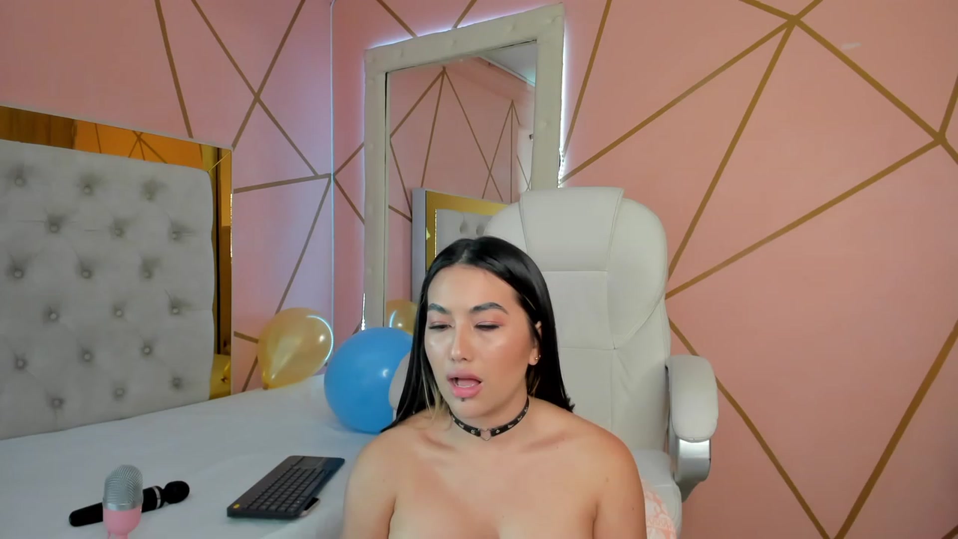 Gallery image thumbnail from Caro_Cano's myfreecams stream on, 11/19/2022, 18:11 image 1 of 20